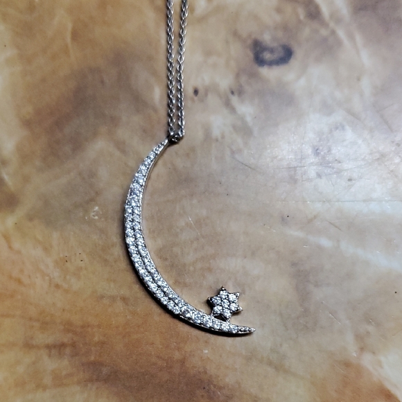 Jewelry - Elegant Silver Crescent Moon Necklace
